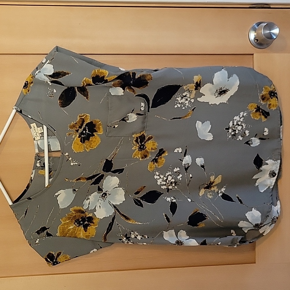 Short sleeve grey floral blouse